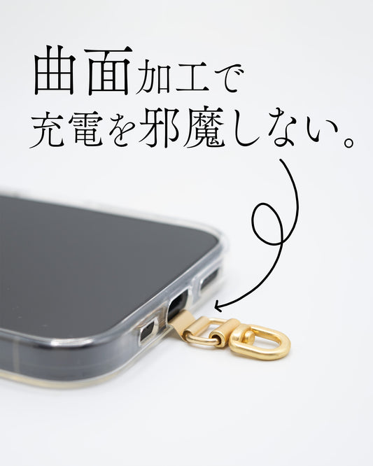 スマホケースに沿った曲面加工で充電ケーブルの邪魔をしません。