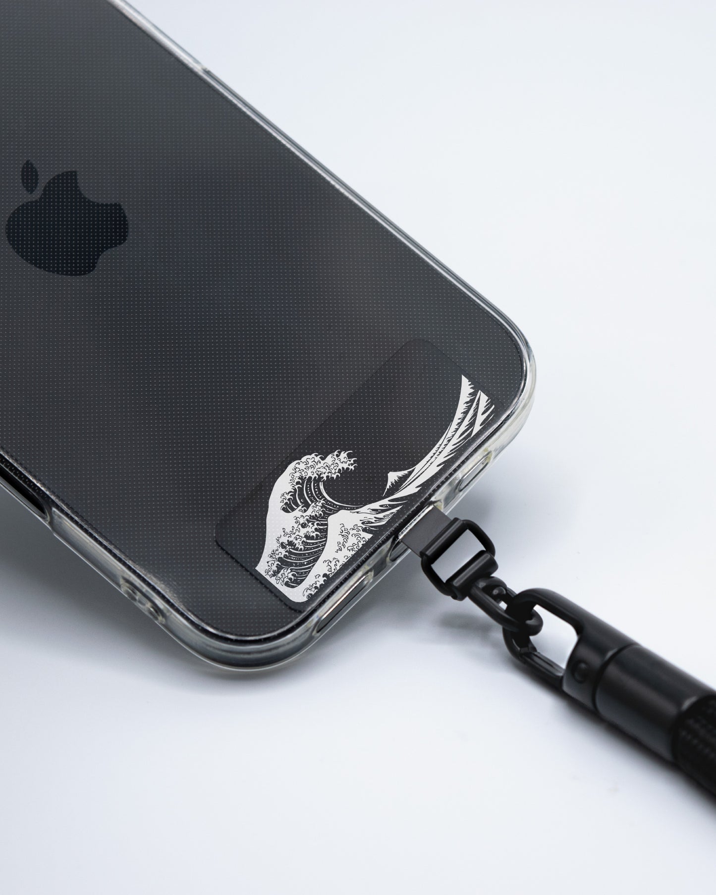 スマホケースに入れるだけで簡単にストラップを装着することができるストラップホルダー。回転式のDリング採用でストラップが絡みません。