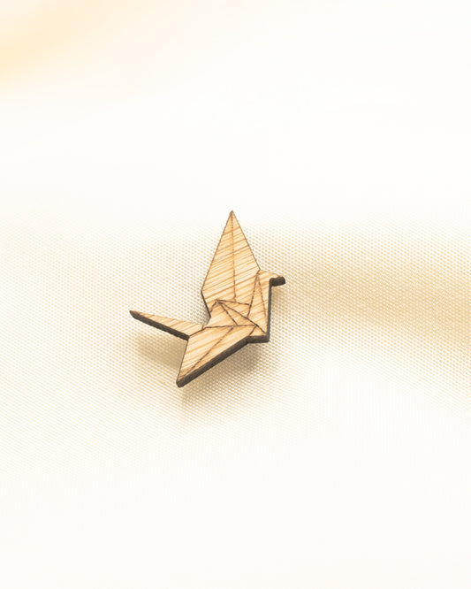 折り鶴の木製ピンバッジ