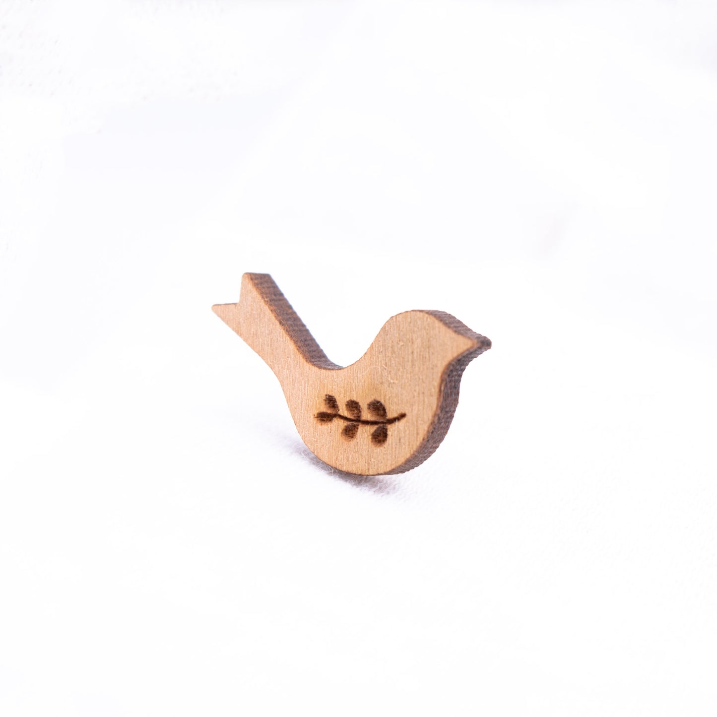 小鳥の木製ピンバッジ