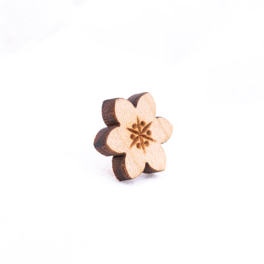 小さな花の木製ピンバッジ
