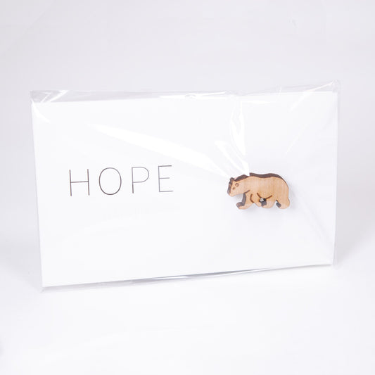 熊の木製ピンバッジ