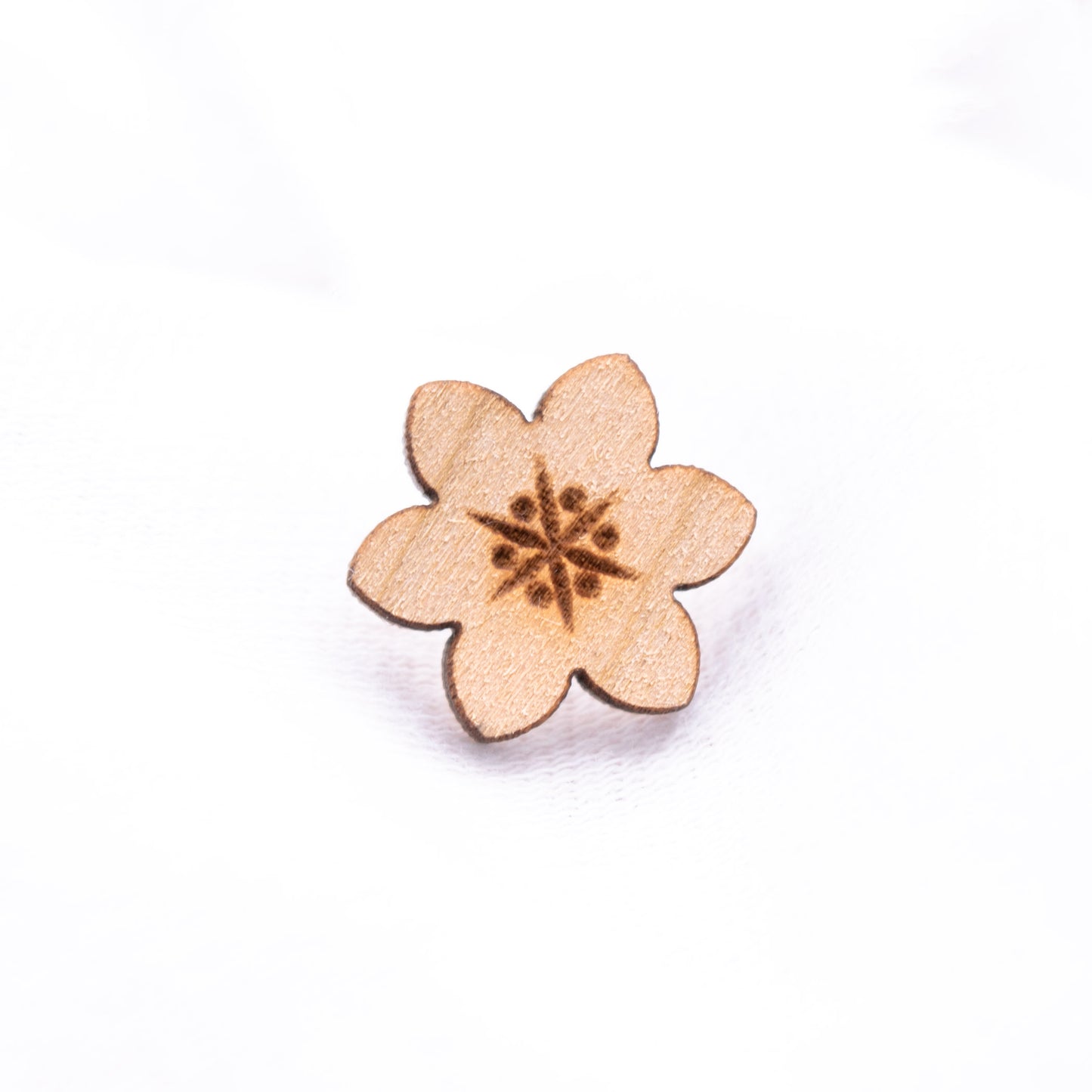 小さな花の木製ピンバッジ
