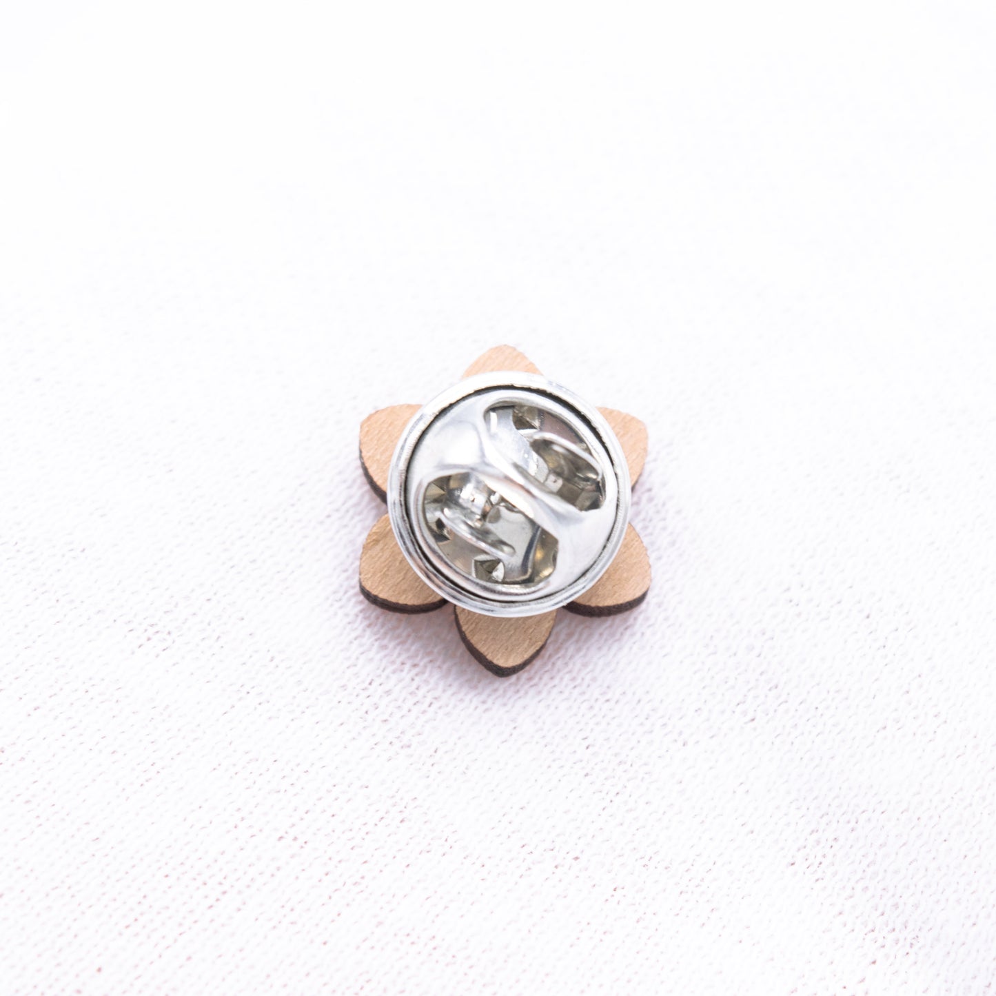 小さな花の木製ピンバッジ