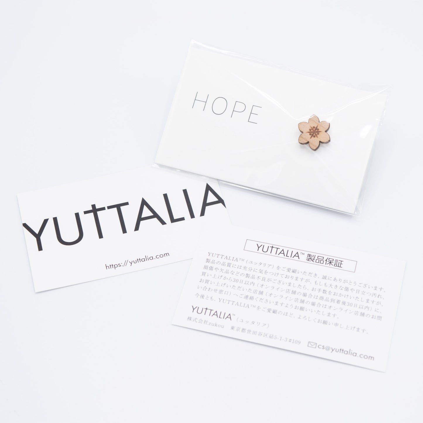 小さな花の木製ピンバッジ