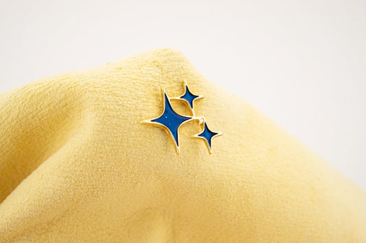 輝く星のピンバッジ