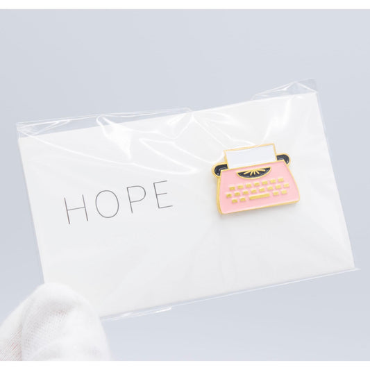 レトロなタイプライターのピンバッジ(ピンク)