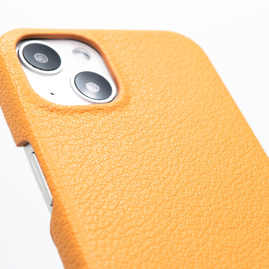 マスタードイエローの iPhone 13 専用 レザー調ハードケース
