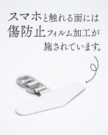 スマホと触れる面には、スマホ本体への傷を防ぐフィルム加工が施されています。