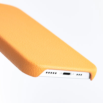 マスタードイエローの iPhone 13 専用 レザー調ハードケース