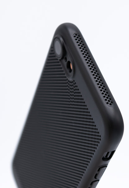 スマホの熱対策に。放熱に優れたメッシュ構造の iPhone SE 第3世代 ケース