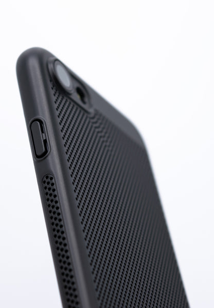 スマホの熱対策に。放熱に優れたメッシュ構造の iPhone SE 第3世代 ケース